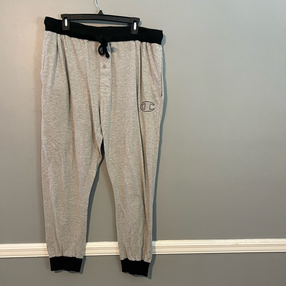 Champion men’s joggers w/ pockets.